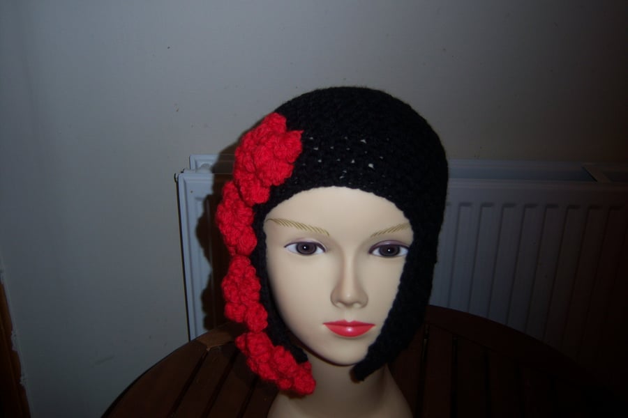 EARFLAP HAT  ROSES DOWN SIDE CHUNKY 22INS HEAD BLACK