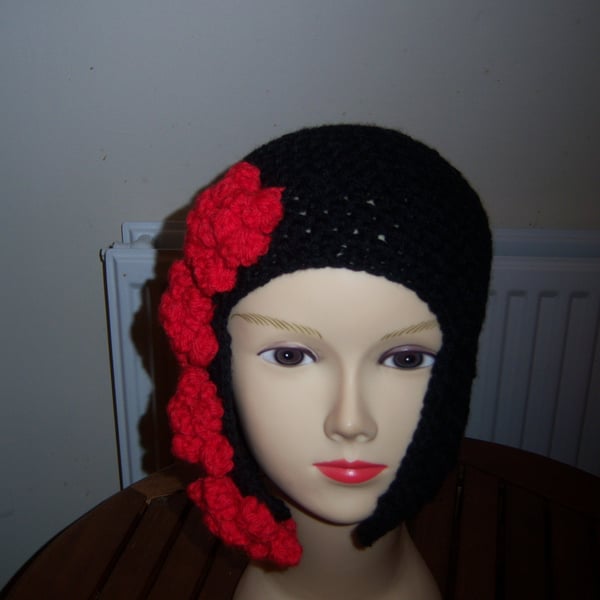 EARFLAP HAT  ROSES DOWN SIDE CHUNKY 22INS HEAD BLACK