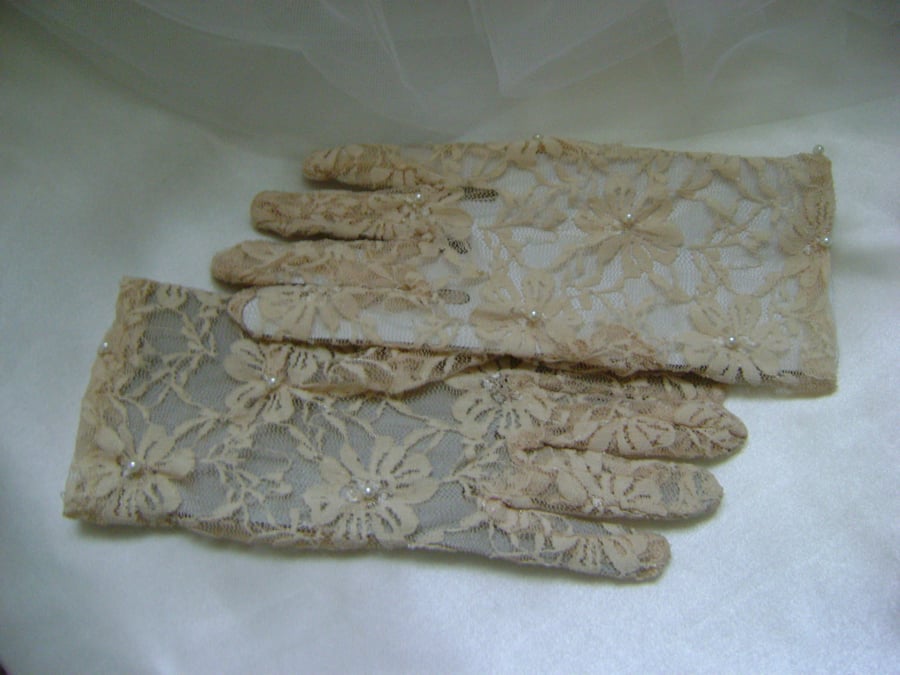 Rich Cream Lace & Pearl Gloves - Short Length