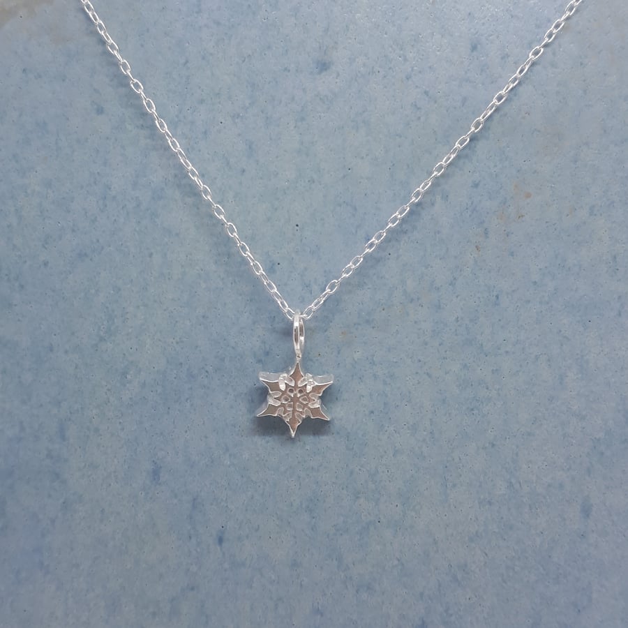 Silver snowflake pendant 2 with trace chain