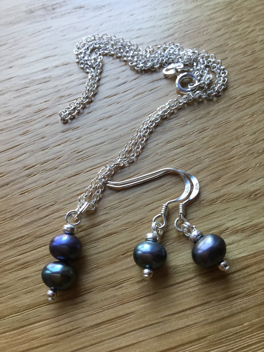 SALE Fabulous freshwater pearl necklace and earrings 