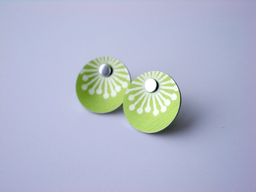 Green starburst studs earrings