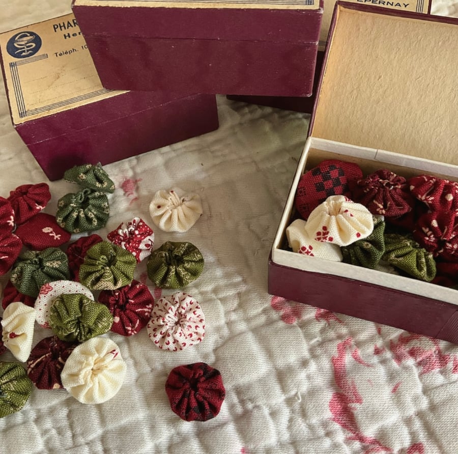 Vintage Box containing 25 Mini Suffolk Puffs (yoyo’s)