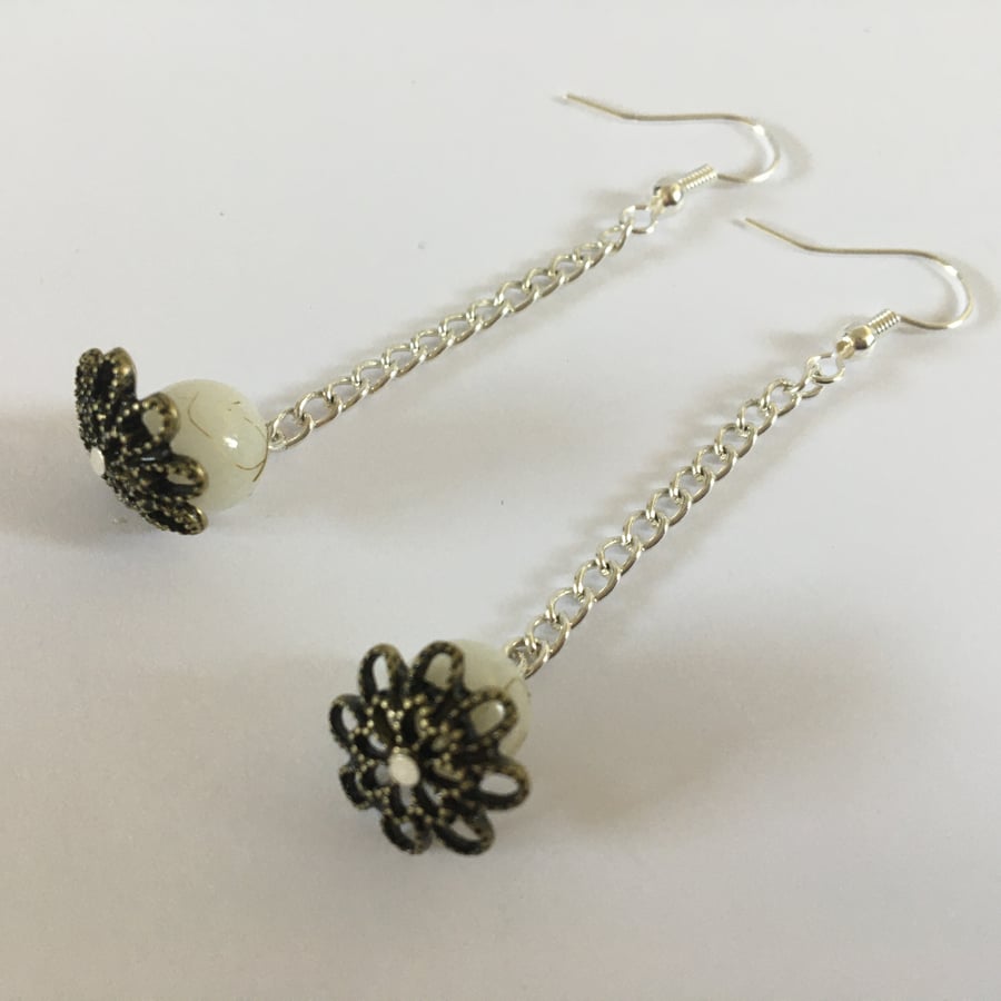 Hanging bead flowerbed earrings 