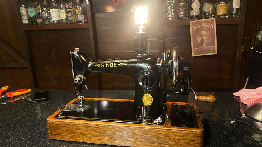 Vintage 1930s Singer Sewing Machine - Up-Cycled to a vintage table lamp.