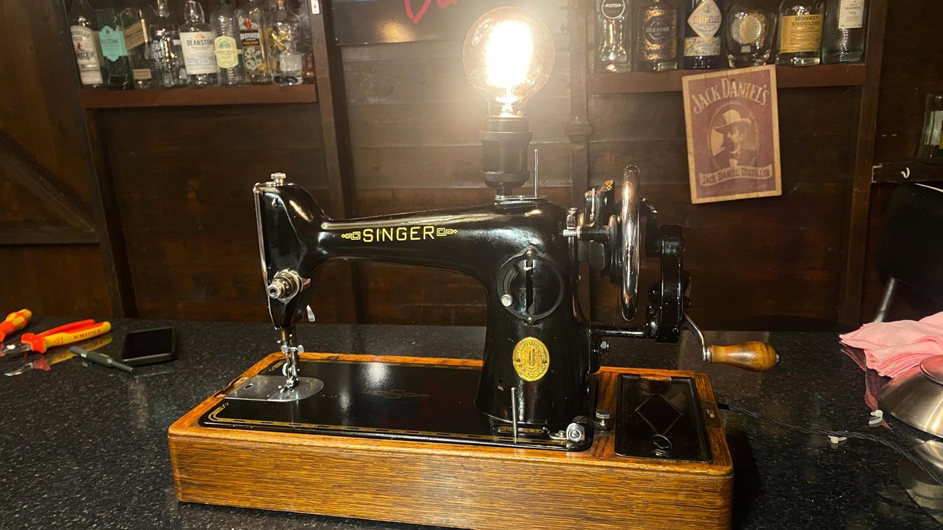 Vintage 1930s Singer Sewing Machine - Up-Cycled to a vintage table lamp.