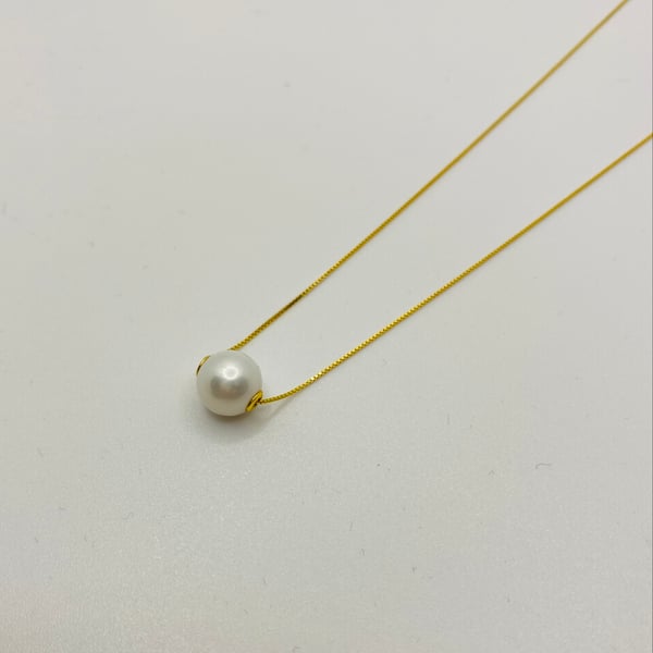 Single Floating 9mm Freshwater Pearl on Gold Chain