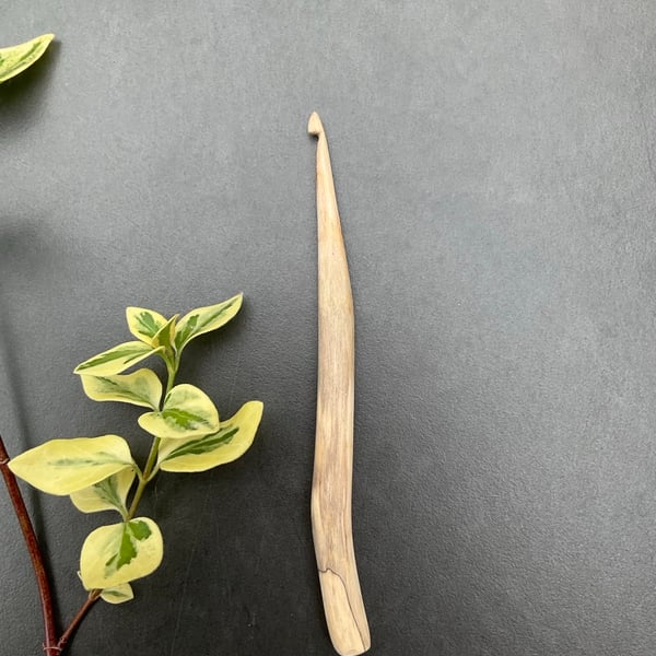 Hand-carved crochet hook 3.5mm