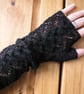 Black long lace fingerless gloves - Image 3