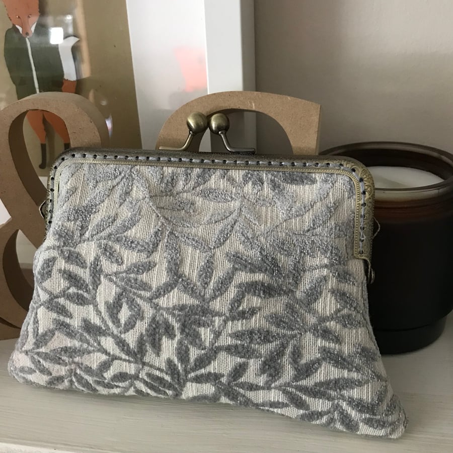 Vintage look - Silver Grey velour clasp purse