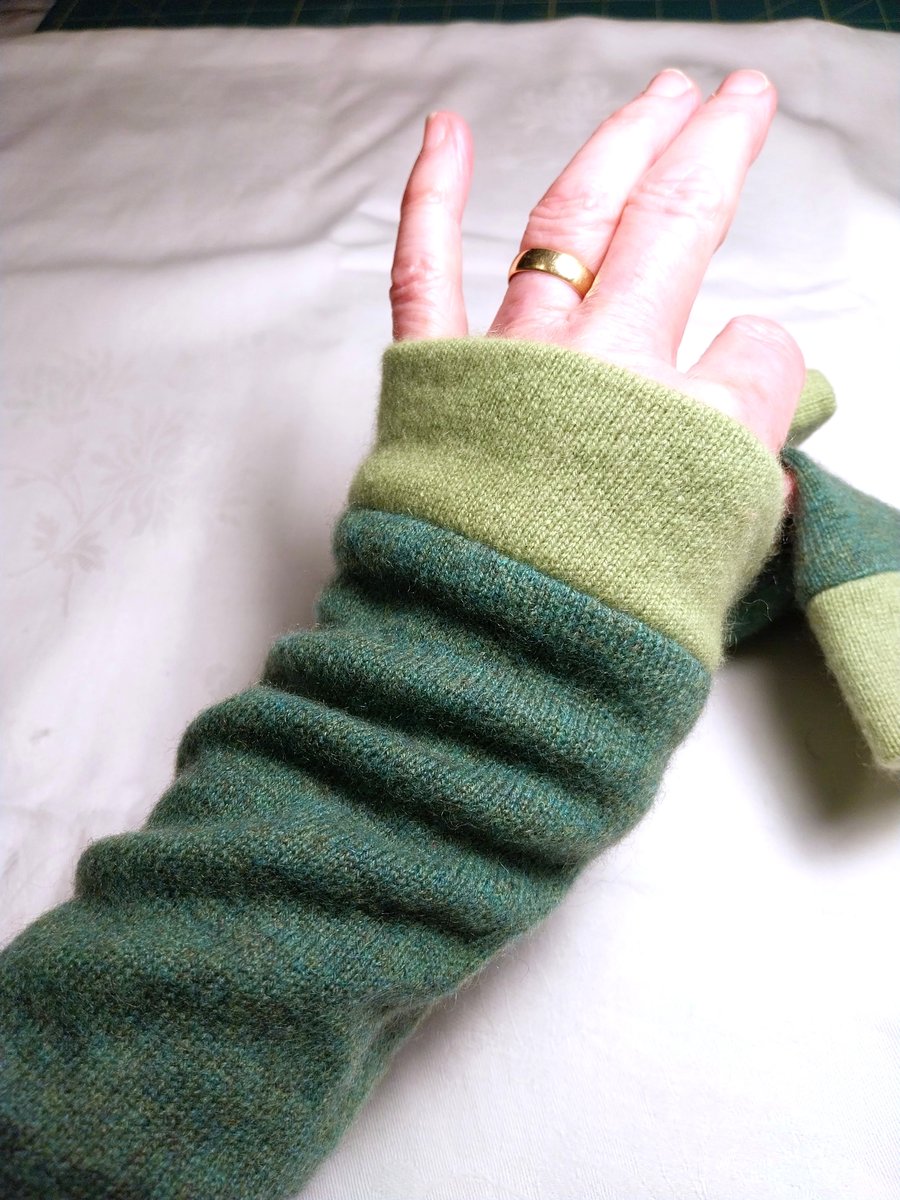 Wrist warmers (no thumbs) in two greens, recycled 100% cashmere