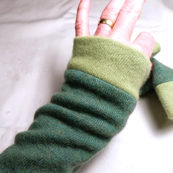 Wrist warmers (no thumbs) in two greens, recycled 100% cashmere