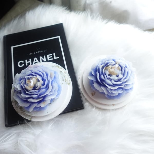 17 peony candles and 2 resin trays