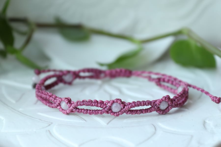 Macrame bracelet with kunzite in purple