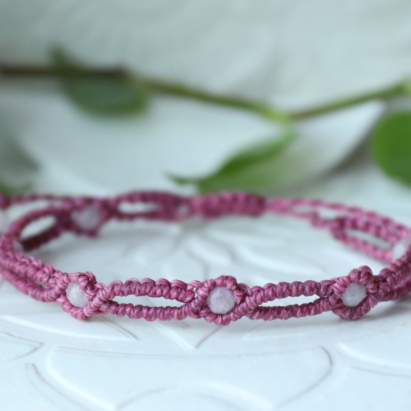 Macrame bracelet with kunzite in purple