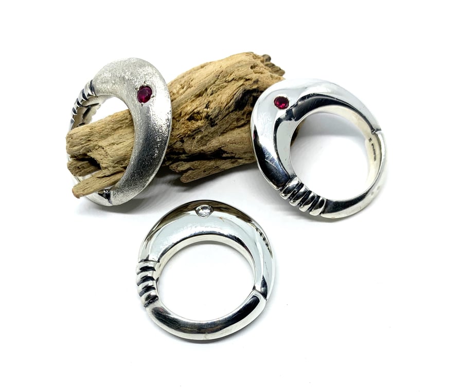 Fountain Ring in sterling silver 925 and synthetic ruby stone