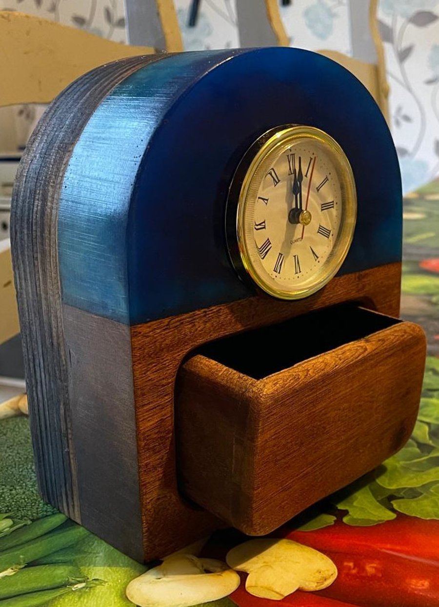 Handcrafted Mantel Box in Wood and Resin – A Unique Piece for Your Home