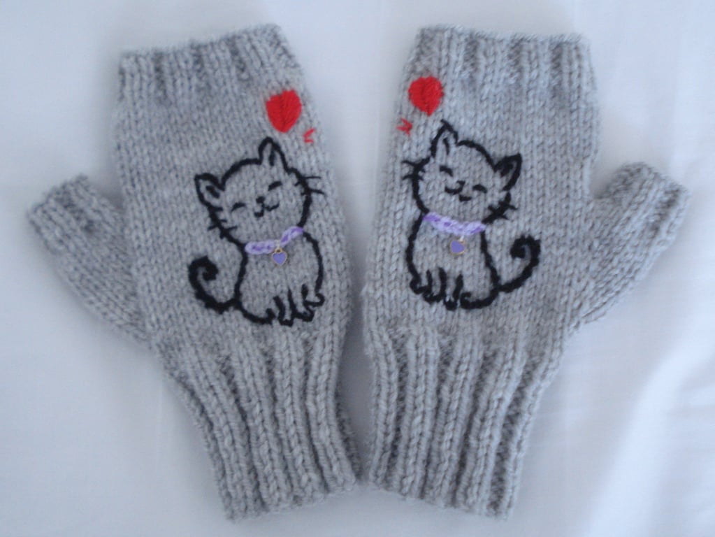 Hand Knitted Silver Grey Gloves With Embroidered Cat With Purple Collar (J146)