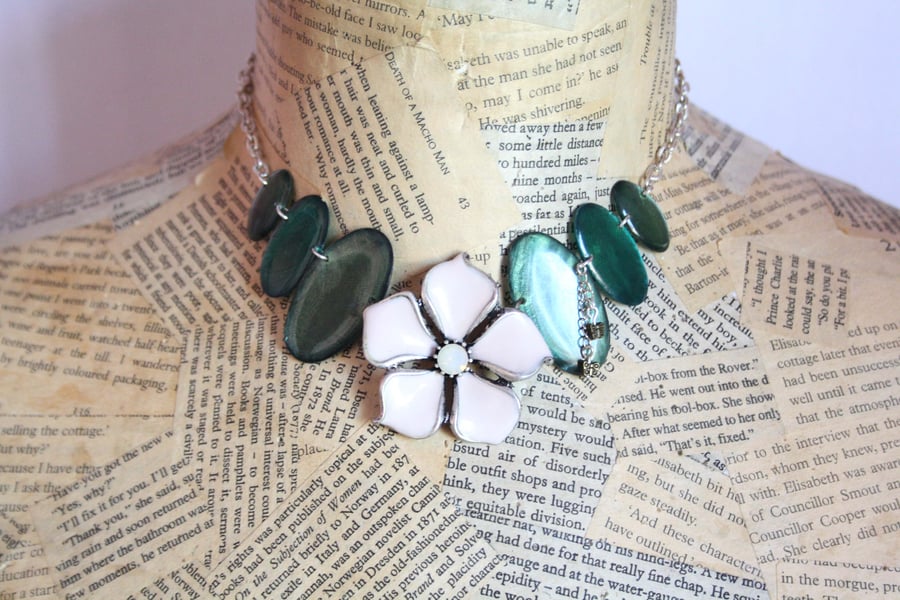 Green Oval Bead Metal Flower Statement Necklace