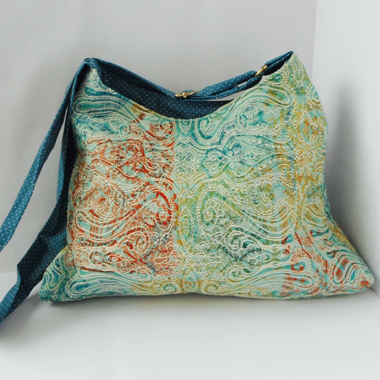 Pyramid shaped shoulder bag in coral colours