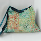 Pyramid shaped shoulder bag in coral colours