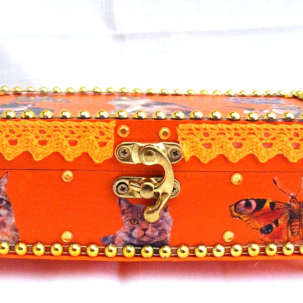 Cats decoupaged keepsake, memory or jewellery box.