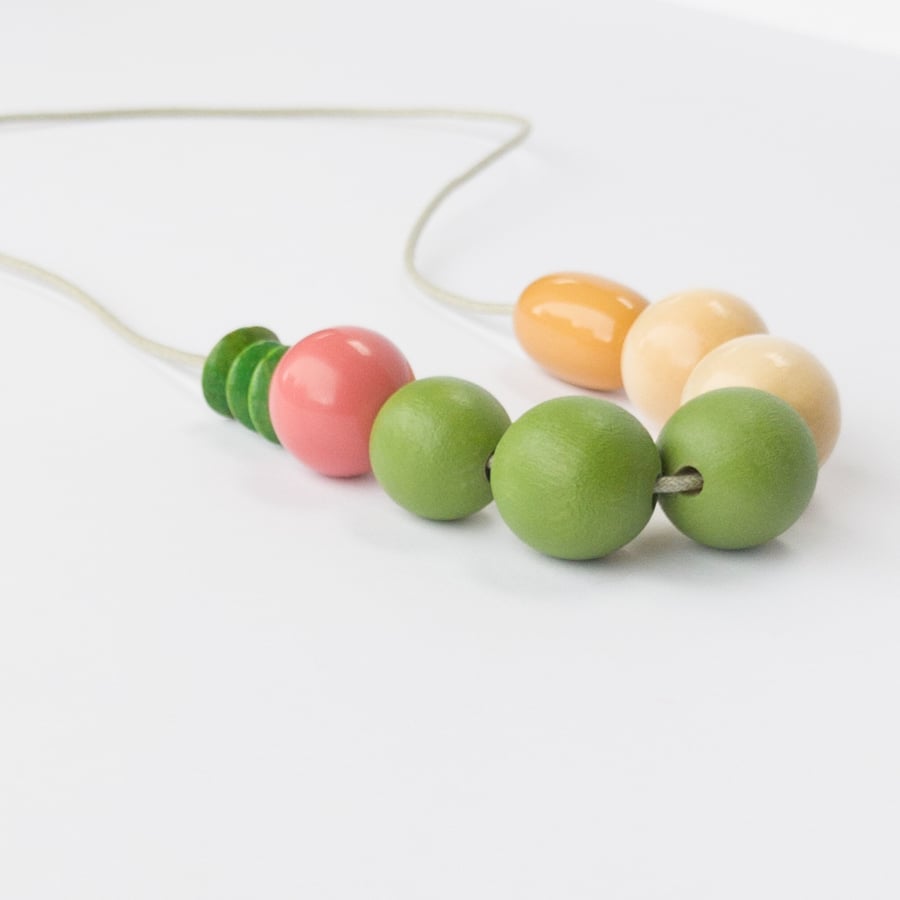 Winnie - Casual small beaded necklace in green, ochre, pink and cream
