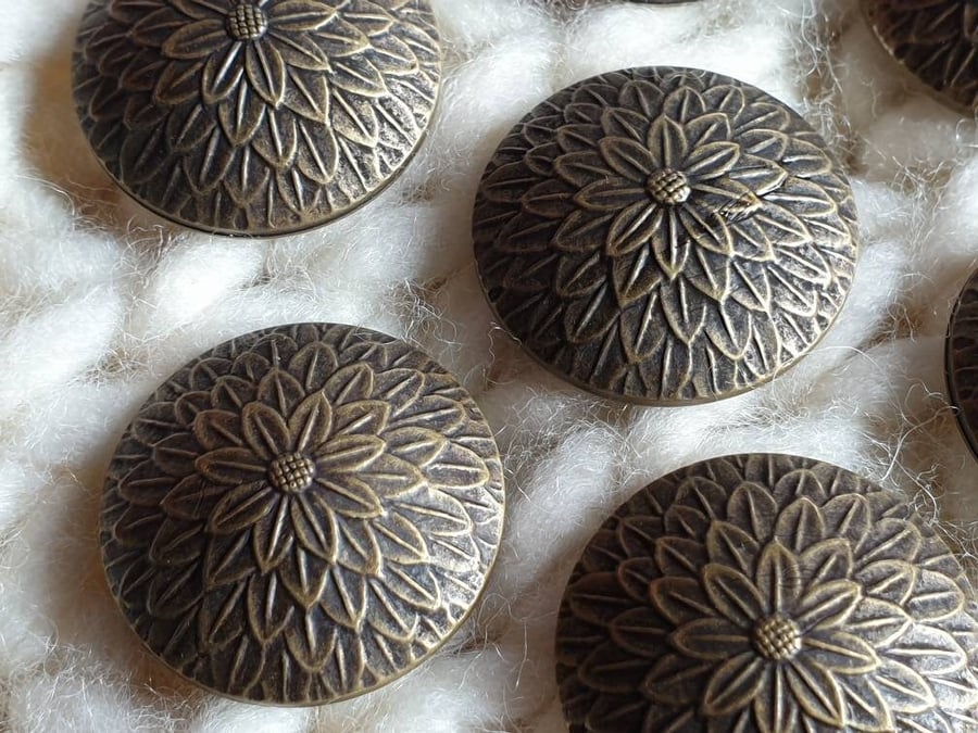 11 16' 18mm 28L Flower buttons Antique Brass.