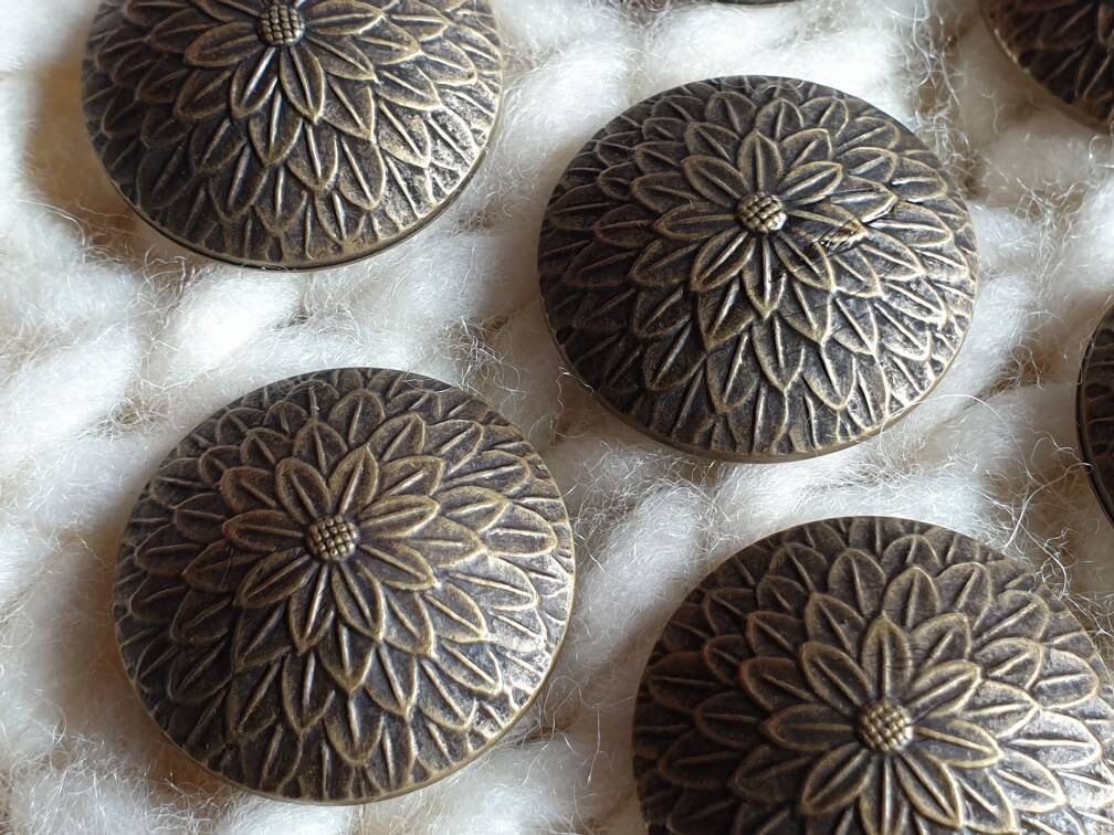 11 16' 18mm 28L Flower buttons Antique Brass.