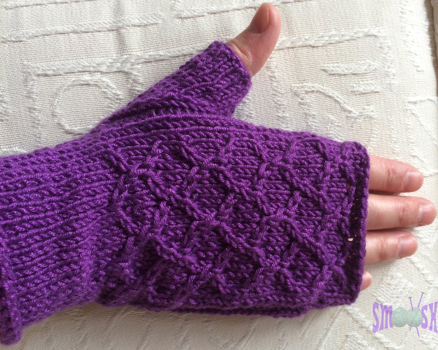 Fingerless Mitts: Grapevine