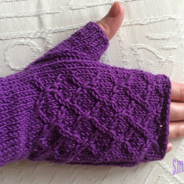 Fingerless Mitts: Grapevine