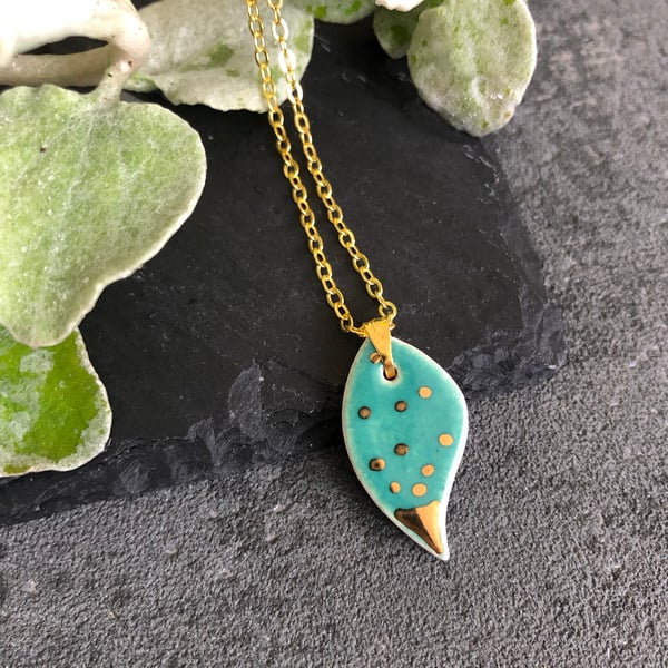 Ceramic leaf necklace - mint green
