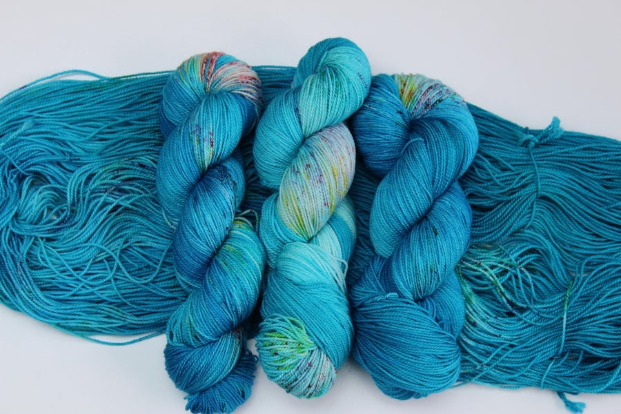 Hand-Dyed Tropical Blue 4ply Merino Nylon Sock Yarn