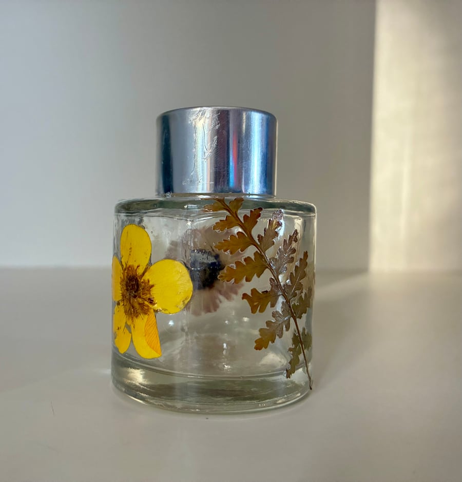 Pressed flower reed diffuser 