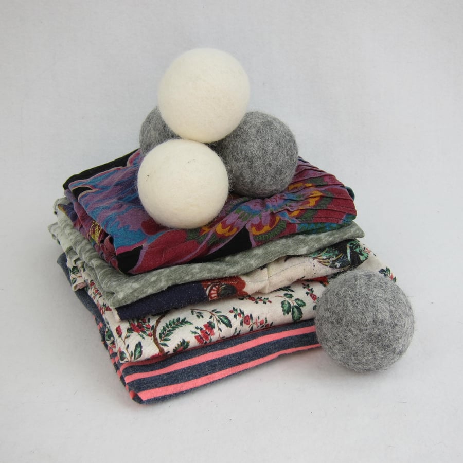 Set of eco-friendly felt drier balls