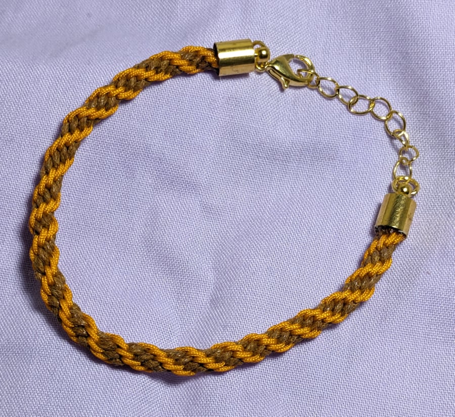Braided bracelet in yellow and gold