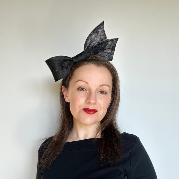 Black Fascinator Headband – Handmade Sinamay Headpiece for Races, Weddings