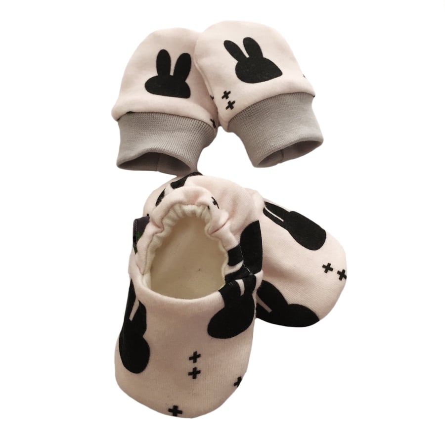 ORGANIC Baby SCRATCH MITTENS & PRAM SHOES PINK BUNNY HEADS New Baby Giftset