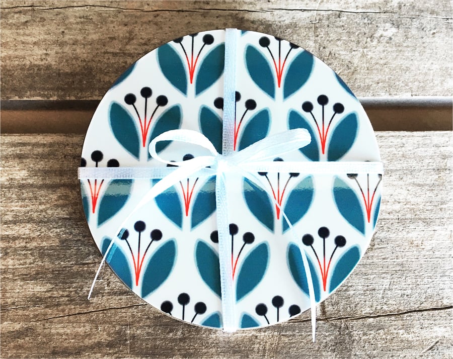 CELEST Set of 4 round coasters - Stylised blue and white flower - Retro inspired