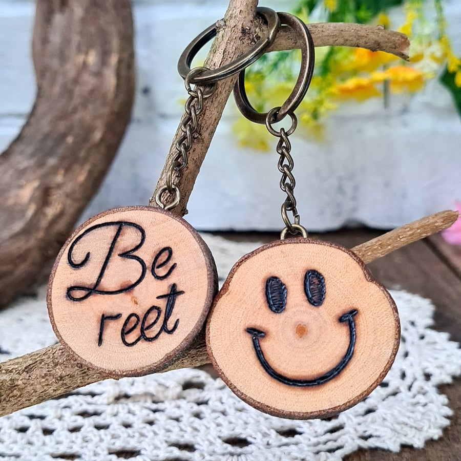 Positive pyrography keyring 'Be reet' with smiley face