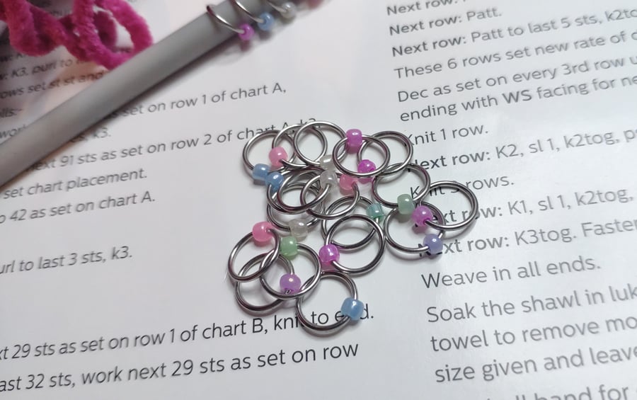 Large knitting stitch markers for up to 6.5mm needles