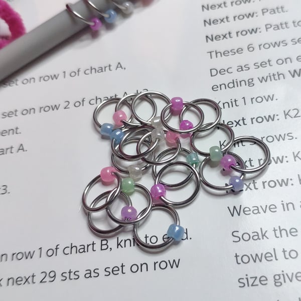 Large knitting stitch markers for up to 6.5mm needles