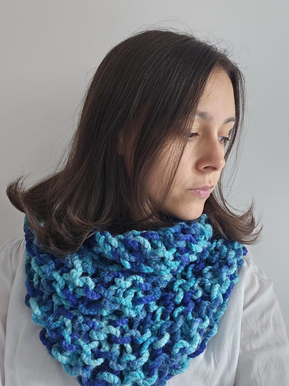 Women's Stretchy Two-Toned Blue Chunky Hand-Knitted Infinity Scarf
