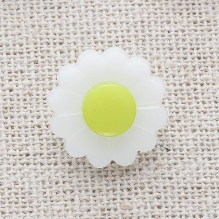 Pretty Daisy flower buttons for knitting and crochet 15mm