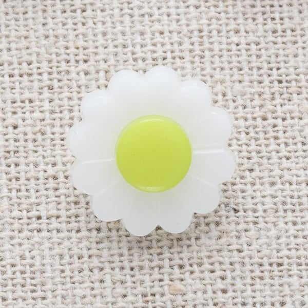 Pretty Daisy flower buttons for knitting and crochet 15mm
