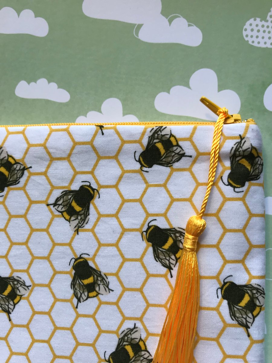 White Bumble Bee zipped purse