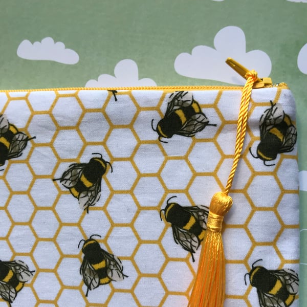 White Bumble Bee zipped purse