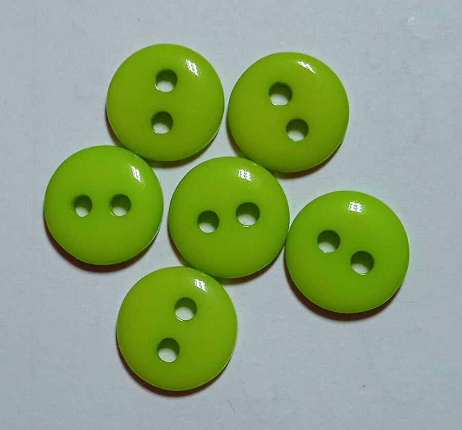6 x  Small Green 2 Hole Plastic Buttons 