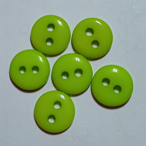 6 x  Small Green 2 Hole Plastic Buttons 