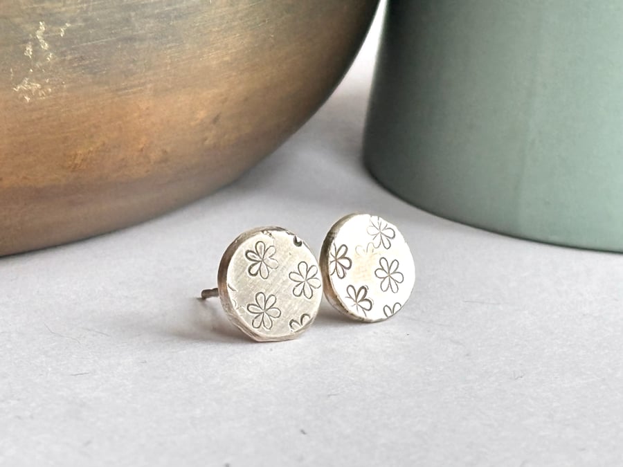 Flower print pebble studs